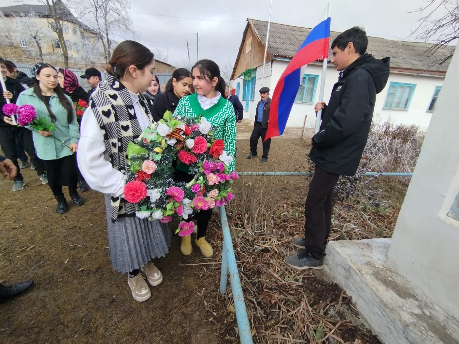 возложение цветов к памятнику.