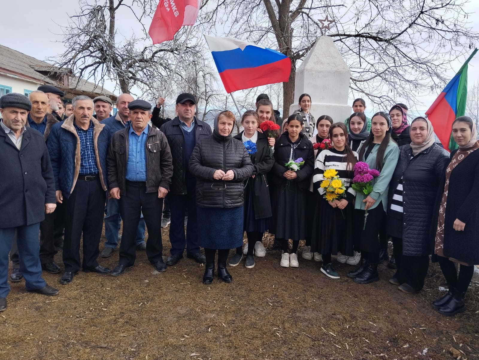 возложение цветов к памятнику.