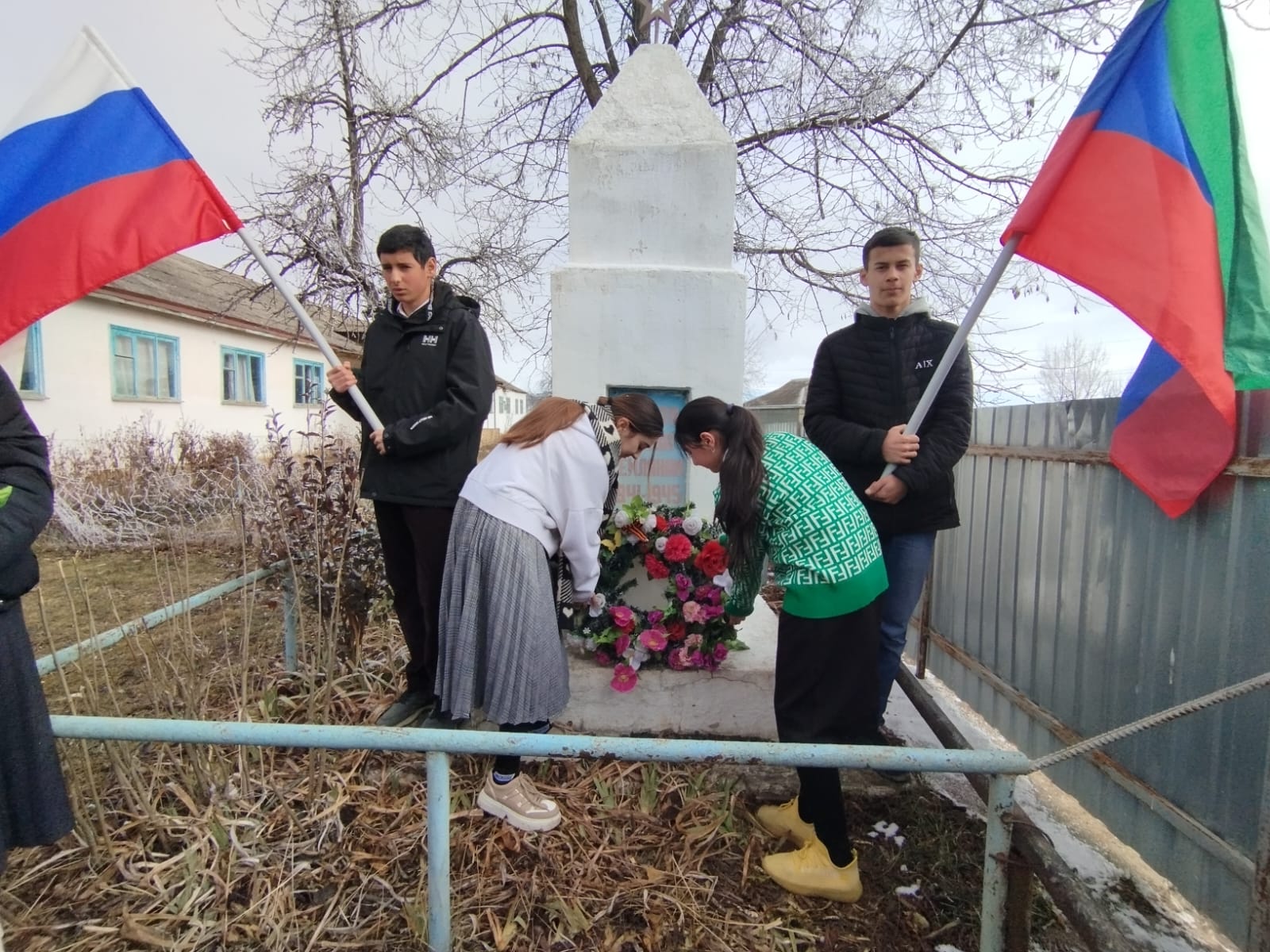 возложение цветов к памятнику.