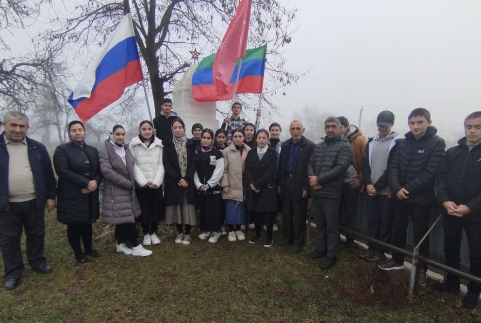 Возложение цветов к памятнику.