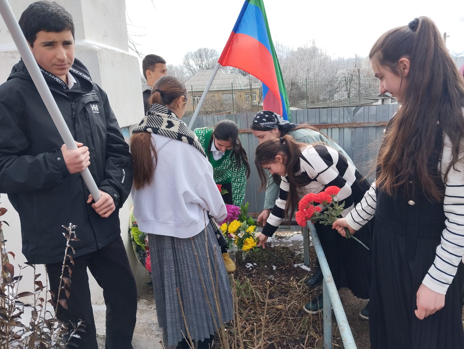 Возложение цветов к памятнику.