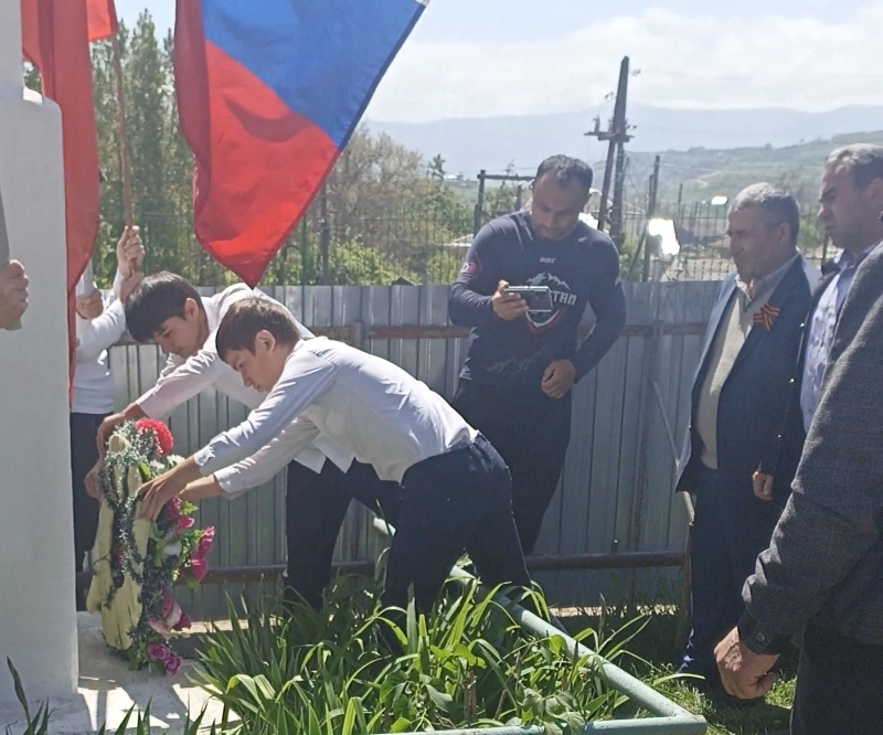 Возложение цветов к Памятнику Неизвестному солдату.